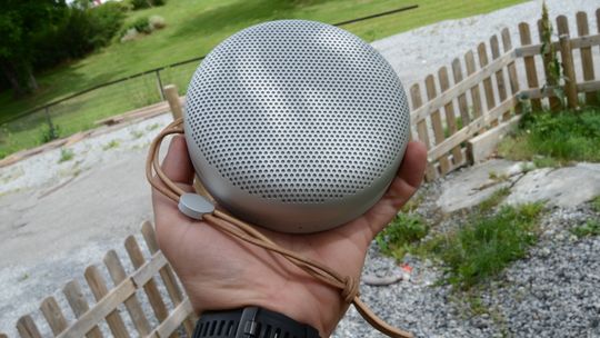 BeoPlay A1 er en liten, og hendig, høyttaler.