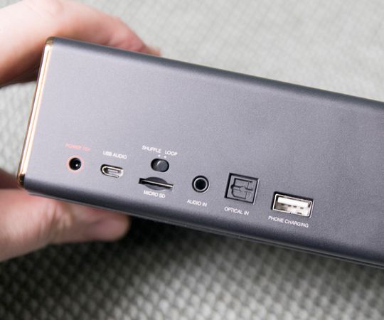 Roar-høyttalerene har vært gode på tilkoblingsmuligheter hele veien. For iRoar er det kjekt å merke seg ved at digital optisk inngang (TOSLINK) er på plass.