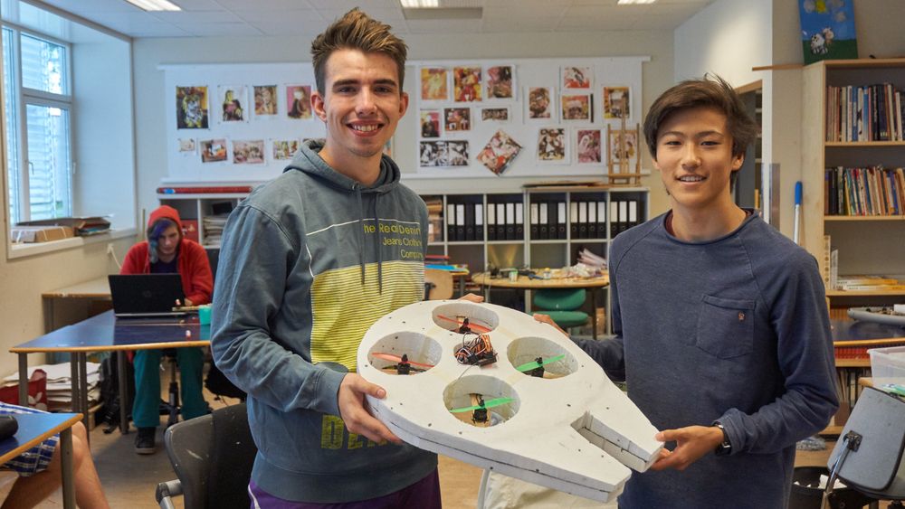 Vegard Elsetrønning (venstre) og Henrik Sparby Skjæret med Star Wars-dronen de hadde bygget selv.