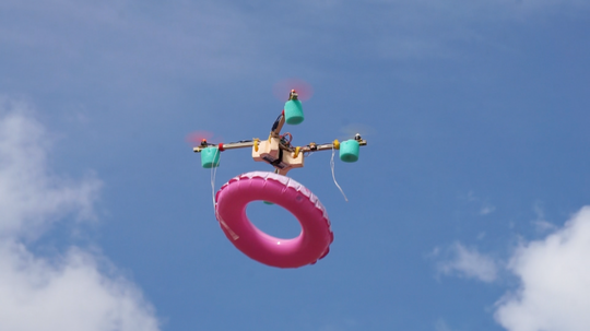 Her prøvekjøres slippemekanismen på badering-dronen.