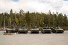 Her er alle de fem medlemmene i den nye norske CV90-familien, fra venstre: Stormingeniørvogn, stormpanservogn, multirollevogn, oppklaringsvogn og stridsledelsesvogn.