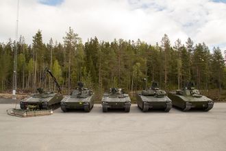 Her er alle de fem medlemmene i den nye norske CV90-familien, fra venstre: Stormingeniørvogn, stormpanservogn, multirollevogn, oppklaringsvogn og stridsledelsesvogn.