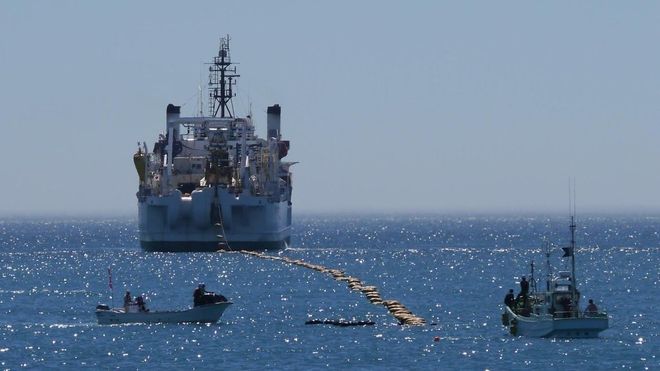 Her ankommer Faster-kabelen kysten av Minamiboso by i den japanske Chiba-provinsen, litt sør for Tokyo. Den er knyttet til den amerikanske delstaten Oregon.