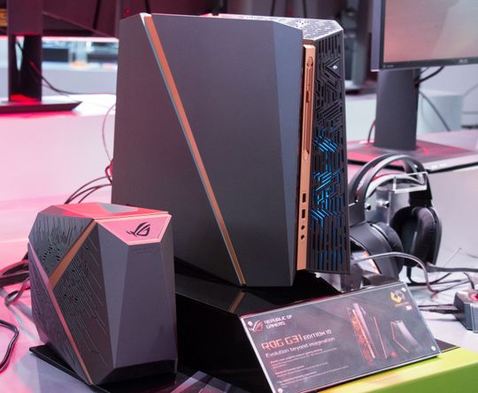 Her ser du Asus ROG G31 til høyre i bildet. Det som ser ut som en liten datamaskin til venstre er strømforsyningen.