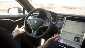 Tesla krever at føreren holder i rattet når Autopilot er aktivert.