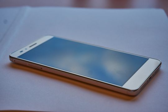 Honor 5X har ikke 2,5D-skjerm, altså at glasset er buet mot rammen.
