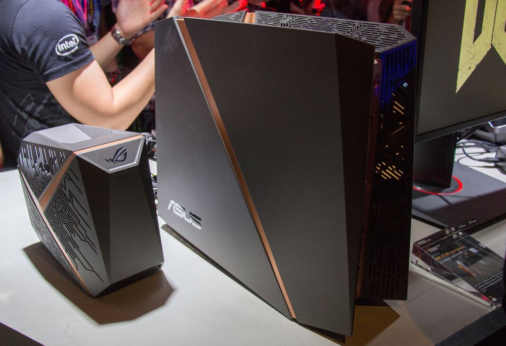 Her ser du Asus ROG G31 til høyre i bildet. Det som ser ut som en liten datamaskin til venstre er strømforsyningen.