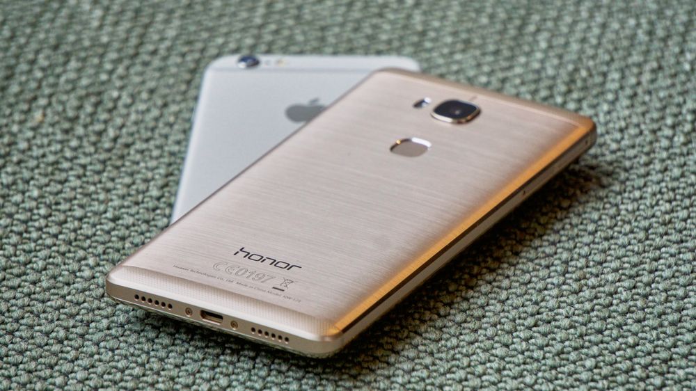 Honor 5X oppå iPhone 6 Plus, her fra testen av førstnevnte.