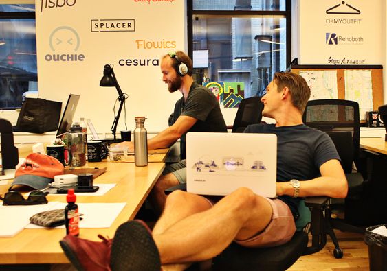 Kollegaer og venner. Fra felleskontoret på WeWork labs har Kristian Kannelønning og Erling Magnus Solheim funnet seg til rette. Cesura logoen er kommet opp på veggen, sammen med andre internasjonale startupbedrifter, hovedsaklig software.
