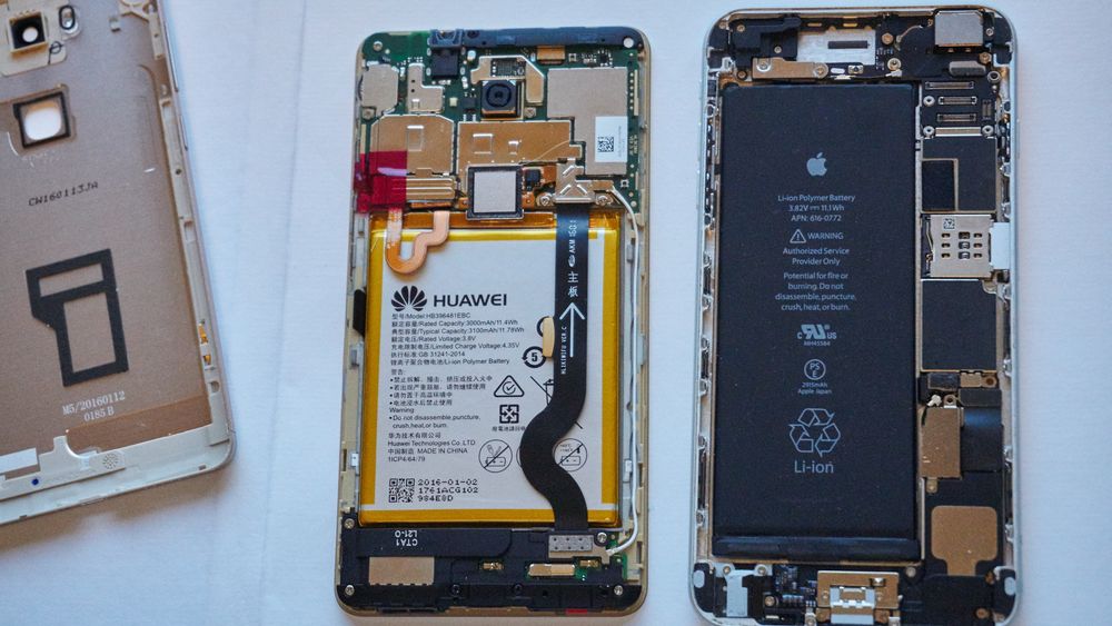 Apple og Huawei har omvendt komponentdesign. Mens Huawei har festet alle komponentene mot skjermdelen, har Apple mesteparten i selve rammen. Vi liker sistnevnte mye bedre.
