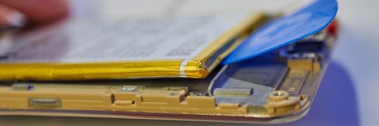 Å lirke ut batterier er en risikabel affære. Du vil ikke bøye batteriet, og du vil defintivt ikke punktere det.