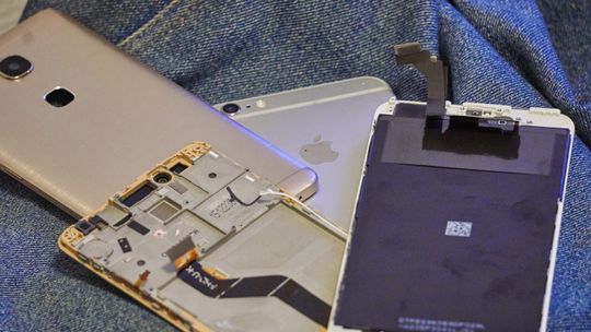 Her ser vi tydelige spor etter Huaweis store synd: de har lagt all elektronikken inn mot skjermen. På Apples telefoner er det kun kamera, mikrofon, høyttaler, noen sensorer og hjemknapp som er festet til skjermen. Det gjør den betydelig enklere å skifte.