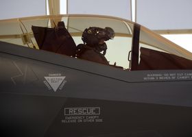 Martin Tesli i februar i forbindelse med at de norske flygerne passerte hundre flytimer med F-35.