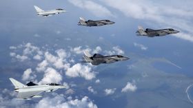 To amerikanske og ett britisk F-35B møtes av to britiske Eurofighter Typhoon på vei til England i juni.