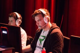 Adrian «Dipzey» Kjellesvik er lagleder i Riddle.