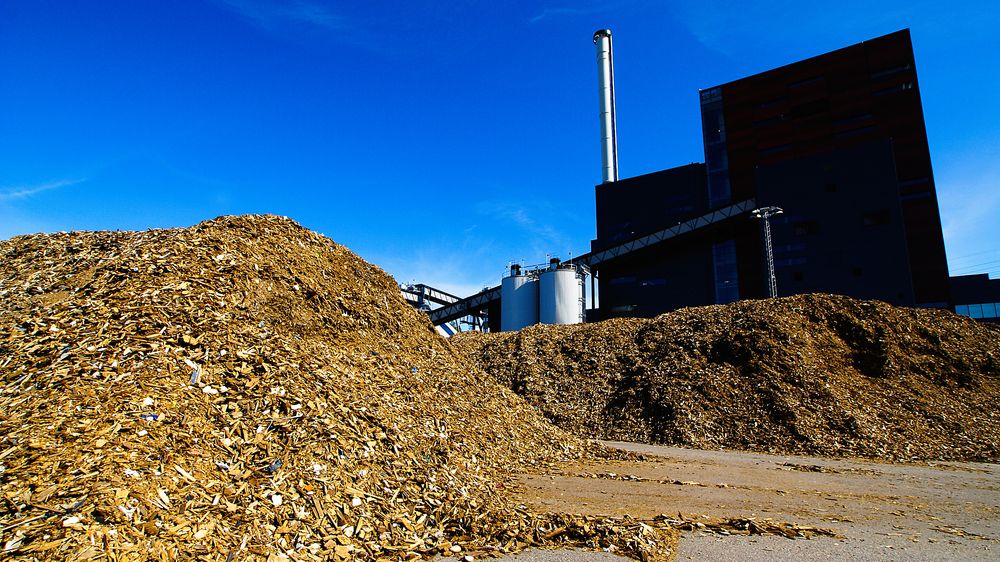Ny forskning viser at varmekraftverk som bruker biomasse kan utnytte varmen fra CO2-innfangingsprosesser til å produsere fjernvarme.