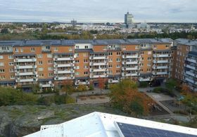 Dropper planlagt solsatsing: Det svenske utleieselskapet Familjebostäder har kledt taket på mange boligblokker i Rinkeby med solcelle-panel. Nå dropper selskapet paneler på mange nye husprosjekter.