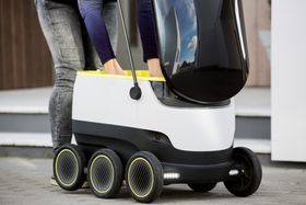 Roboten rommer et par handleposer med varer og åpnes med en PIN-kode som sendes til mottakeren.