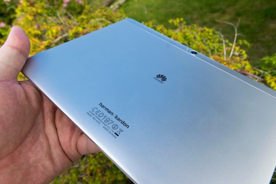 Baksiden av brettet prydes av Harman/Kardon-logoen. Selskapet samarbeider med Huawei om lyden i MediaPad M2.