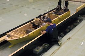 Mekanikeren Haakon Evjen fra Marintek monterer sensorer på skroget.