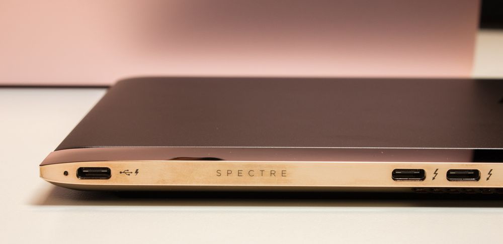 Tre USB Type-C-porter der det du får. To av utgangene fungerer som Thunderbolt-porter og kan overføre bilde.