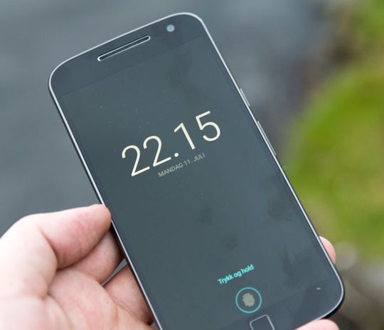 Skjermen viser klokkeslett og varslinger dersom mobilen plutselig flytter på seg. Dette kan du velge å skru av helt, eller begrense tidsområdet for.