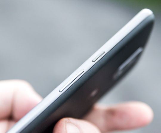 Moto G4 Plus har et forholdsvis ordinært knappeoppsett.