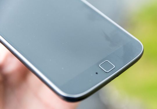 Fingersensor og et lite mikrofonhull. Enkelt og greit.