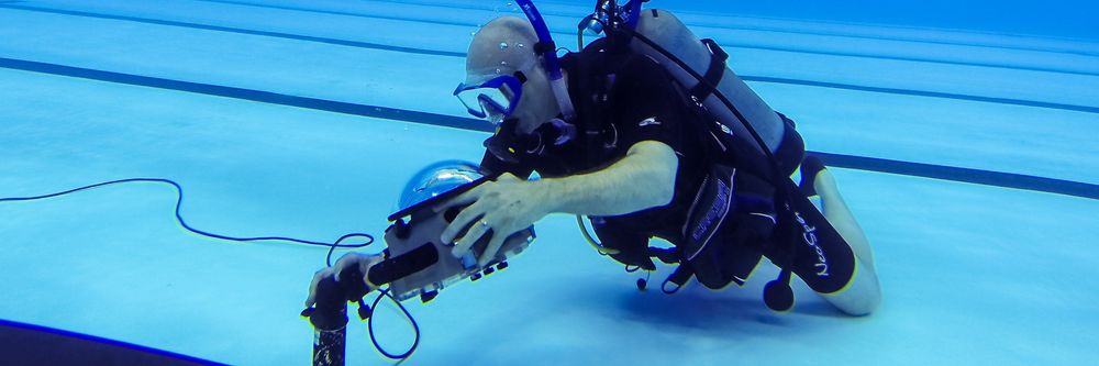 Et robot-kamera installeres i forkant av svømmingen under OL i Rio.