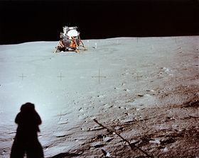 Neil Armstrong tok dette bildet da han var ute på sin første vandring på den hvite måneoverflaten. Bildet har i senere tid blir ikonisk, og er også heftig debattert av diverse konspirasjonsteoretikere.