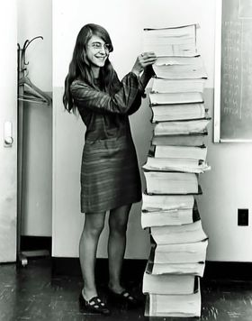 Margaret Hamilton viser hvor omfattende koden til styringssystemet til Apollo 11-ferden var.