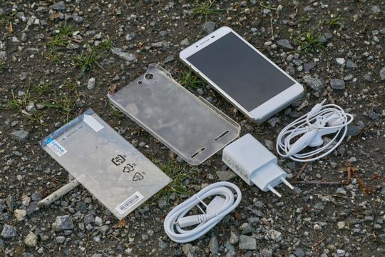 Alt utstyret i pakken til Lenovo Vibe K5. Legg merke til plastdekselet og skjermbeskytteren som følger med – ikke uvanlig fra kinesiske produsenter.