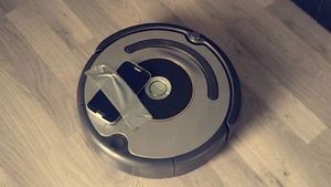 Robotstøvsugeren vil både gi avataren din en skikkelig gåtur, i tillegg til å støvsuge hjemmet ditt!
