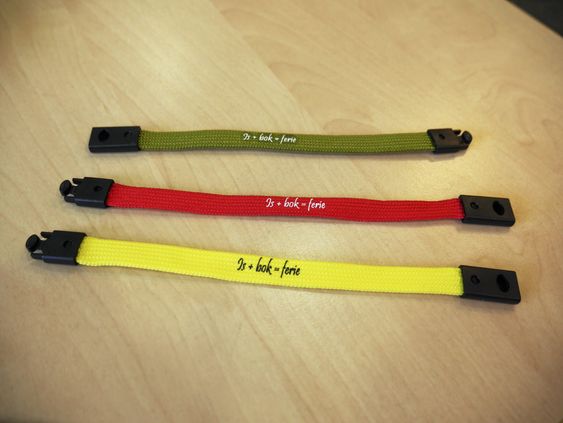 LES DEG TIL DISSE: De populære armbåndene er svært ettertraktet, og viser hvor mye du har lest.