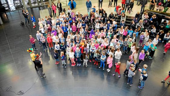 POPULÆRT: Flere hundre barn deltok i lesekampanjen i fjor. Alle disse barna var på is- og bokfest på biblioteket. Det er ganske imponerende, og i år håper biblioteket på enda flere!