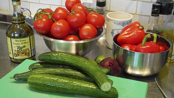 GODE RÅVARER: Skal du lage Cecilies sommersuppe, må du være nøye med å plukke gode råvarer.