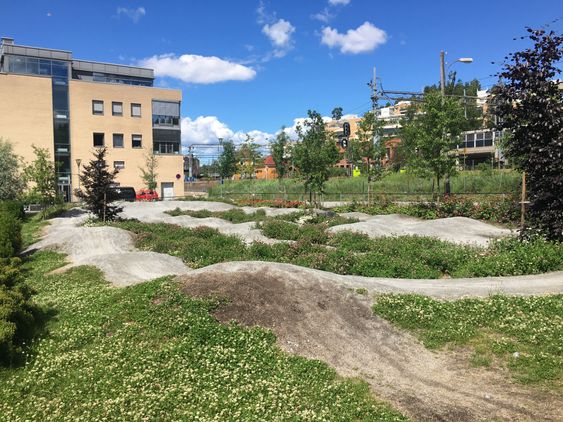 MORO MED HUMPER OG DUMPER: Pumptrack-banen på Kolbotn er morsom både for liten og stor.