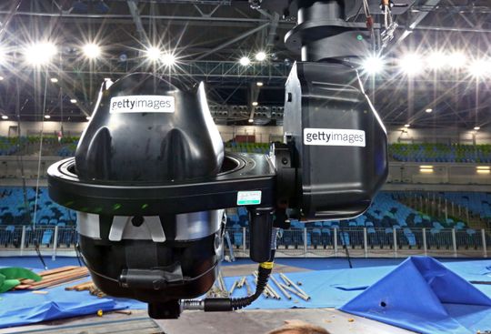 MRMC POD-system robotrigg med Nikon SDLR kamera. En enkelt kabel med Ethernet-kobling leverer også strøm til begge enhetene.