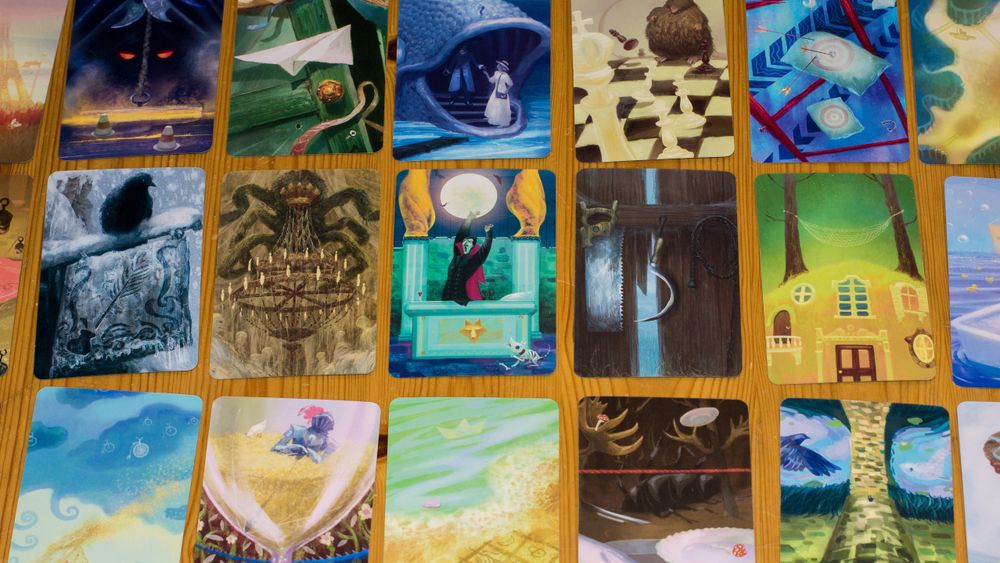 Et lite knippe av de mange kortene i Mysterium.