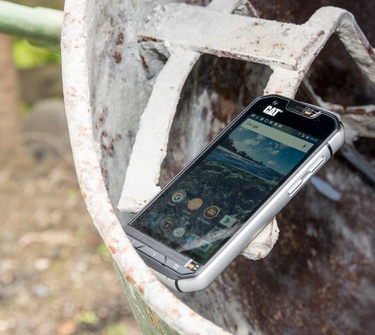 Cat S60 skal tåle masse, og de store aluminiumspanelene langs siden av telefonen virker å underbygge dette.