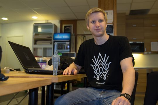 Christian Kulmus er bare 21 år gammel, men har likevel bygget seg opp et bra omdømme og omtales i visse kretser bare som «3D-skriver-guruen». Her er vi på Bitraf hvor jeg får overrakt verdens første Odd Richard i 3D-skrevet PLA-filament.