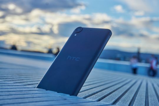 Desire 530 har et design som skiller seg ut.