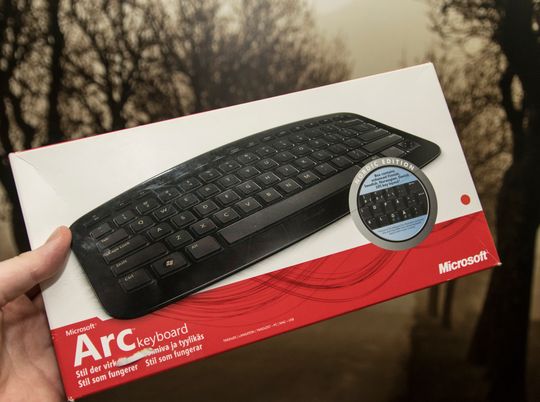 Hurra! Til tross for litt skrukkete eske var det mulig å få tak i en prima utgave av Microsoft Arc selv om tastaturet er ute av produksjon. Neste gang blir det verre.