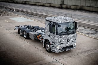 Daimler utvikler sin første tunge lastebil på batteridrift. Den skal ha en rekkevidde på 200 mil.