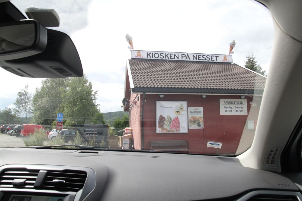 Legendariske kiosken på Nesset er et sted folk fra fjern og nær valfarter til på sommerstid for å kose seg med skikkelig god softis.