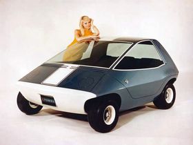 AMC viste frem sin elbilprototype Amitron i 1967. Den hadde ikke dører, men hele toppen kunne åpnes.
