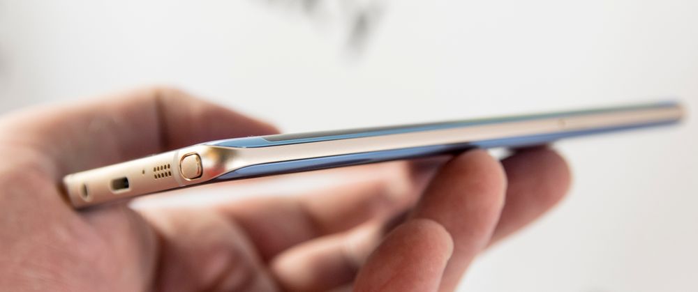 Dette er den første Galaxy Note-modellen, og en av svært få andre vi vet om, som kommer i en tofarget versjon. Den korallblå utgaven har gullfarget ramme.