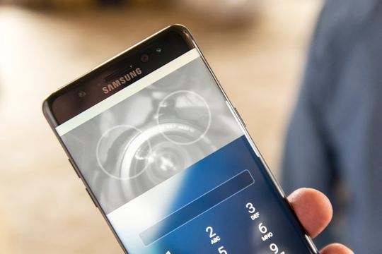 Irisskanning brukes ved siden av kode og fingerleser som sikkerhet i Note 7. Den fungerer faktisk brillefint også i mørket, men sterkt sollys kan hindre den.