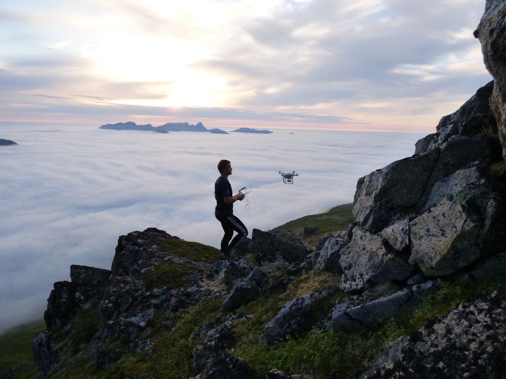 Høyt over skydekket, flyr Mathias sin drone i klar luft med god sikt.