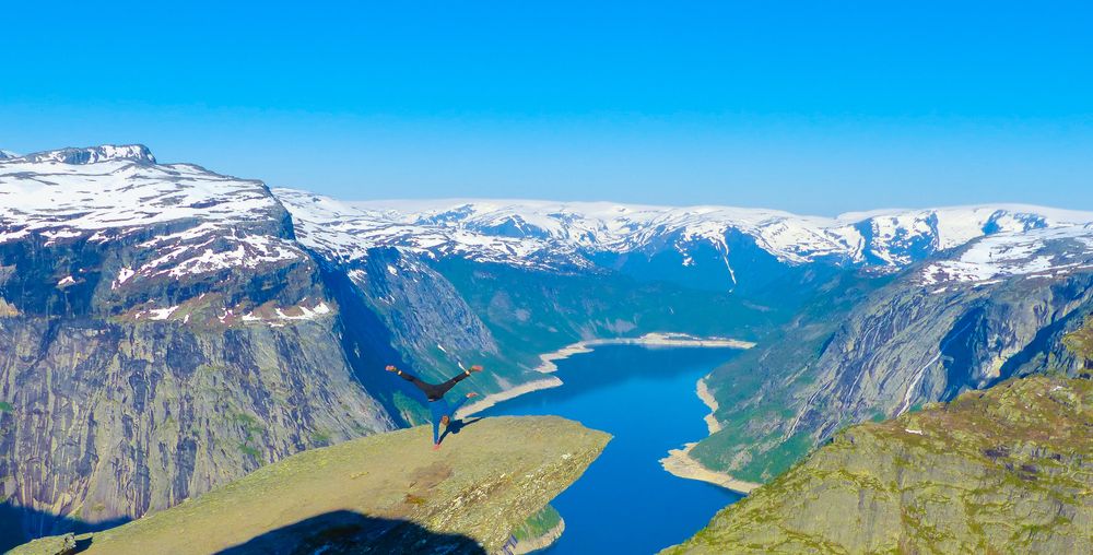 Mathias gjør en håndstående på tuppen av Trolltunga.